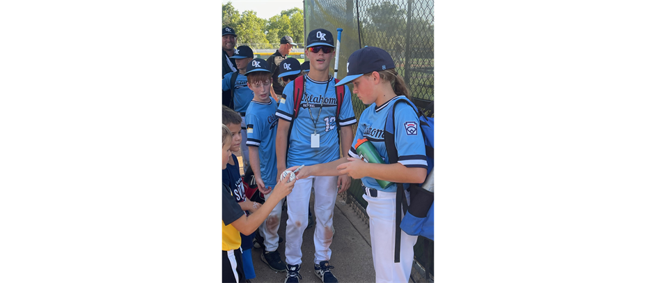 LLWS 2023 Team Signing Autographs on ESPN